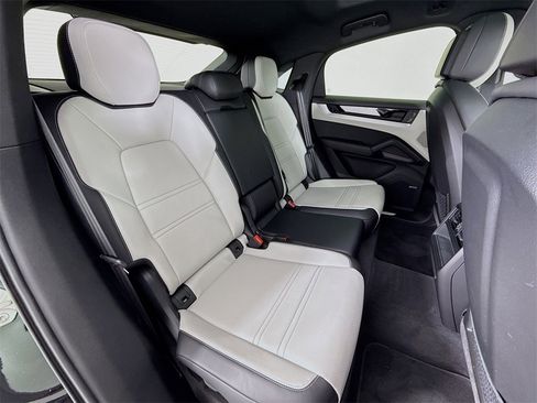 Used 2024 Porsche Cayenne Coupe image 29