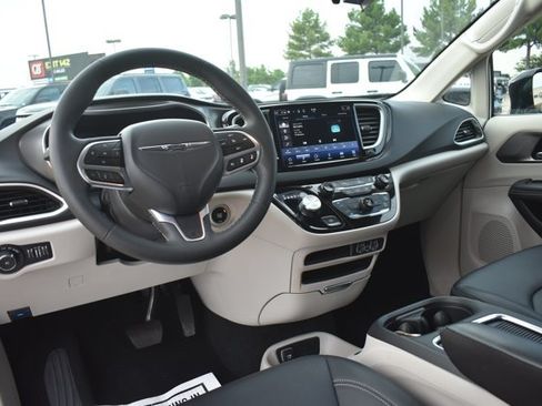 Used 2024 Chrysler Pacifica Touring-L FWD image 19