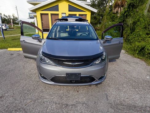 Used 2018 Chrysler Pacifica Limited w/ Advanced Safetytec Group FWD image 2
