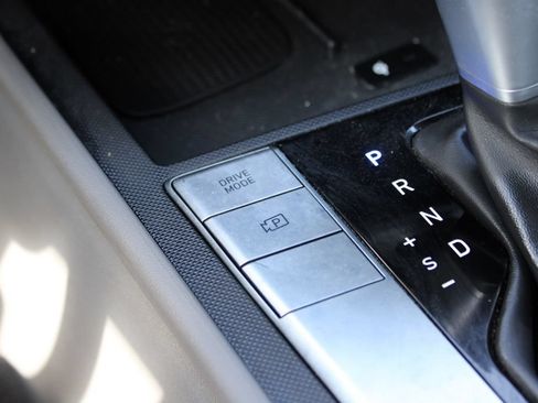 Used 2025 Hyundai Elantra Sport FWD image 32