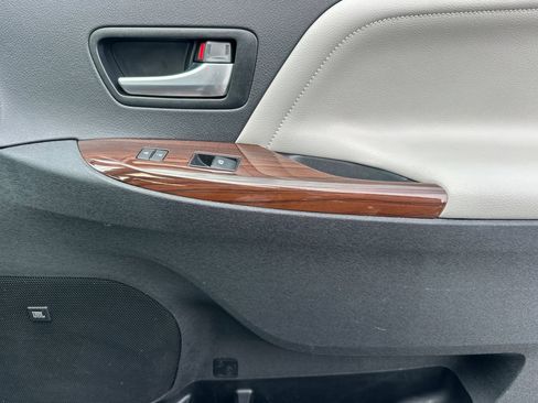 Used 2015 Toyota Sienna Limited Premium image 22