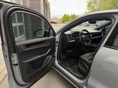 Used 2026 Porsche Cayenne S AWD/4WD image 30