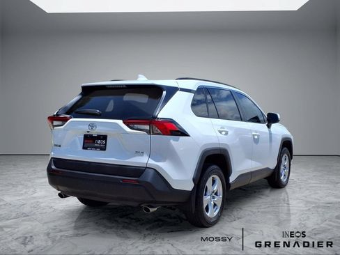 Used 2021 Toyota RAV4 XLE w/ Convenience Package FWD image 7