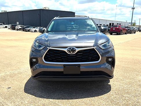 Used 2022 Toyota Highlander XLE FWD image 3