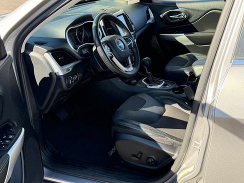 Used 2018 Jeep Cherokee Latitude Plus w/ Comfort/Convenience Group AWD/4WD image 11