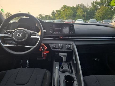 Used 2023 Hyundai Elantra SE FWD image 17