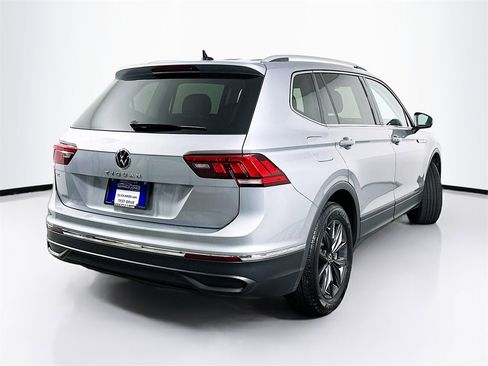 Used 2023 Volkswagen Tiguan SE w/ Panoramic Sunroof Package image 7