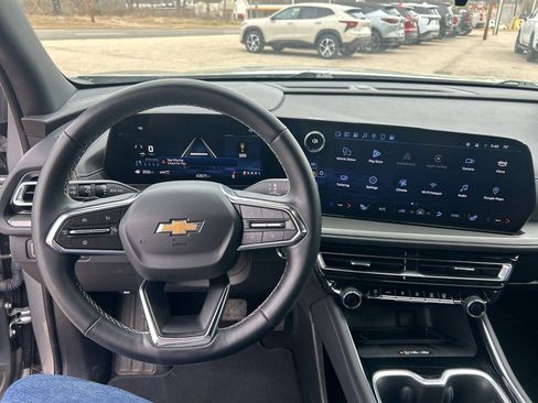 Used 2025 Chevrolet Traverse LT image 21