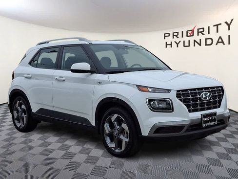 Certified 2025 Hyundai Venue SEL FWD image 3