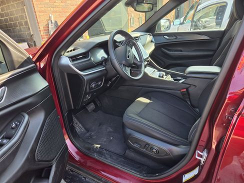 Used 2024 Jeep Grand Cherokee L Laredo RWD image 4