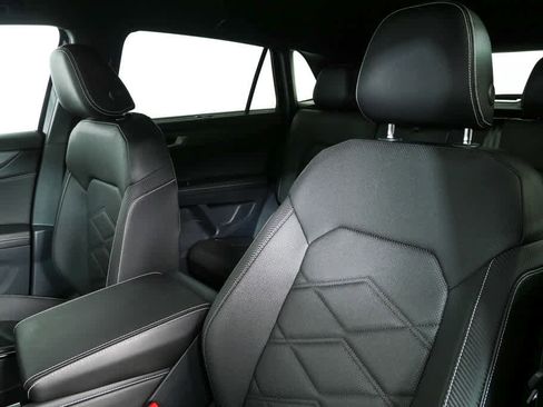 Certified 2025 Volkswagen Atlas Cross Sport SE FWD image 11