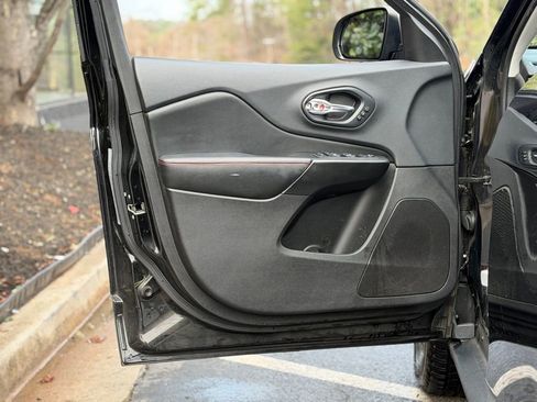 Used 2019 Jeep Cherokee Trailhawk image 29