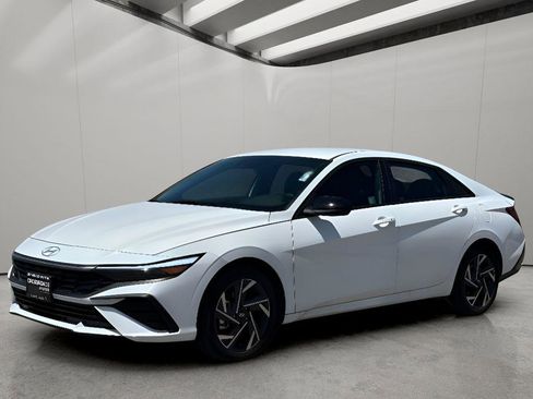 Used 2025 Hyundai Elantra Sport image 1