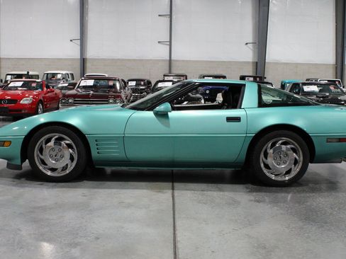 Used 1991 Chevrolet Corvette Coupe RWD image 30