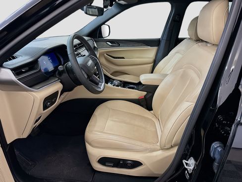 Used 2023 Jeep Grand Cherokee L Limited image 13