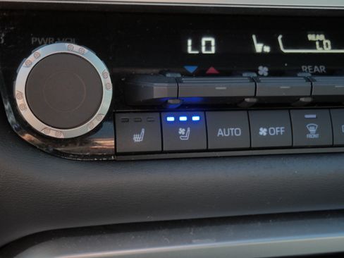 Certified 2024 Toyota Sequoia Platinum AWD/4WD image 31