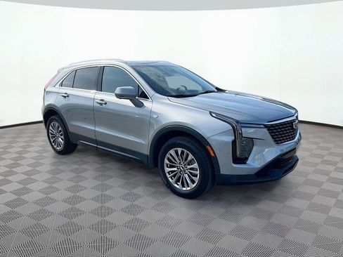 Used 2025 Cadillac XT4 Premium Luxury FWD image 3