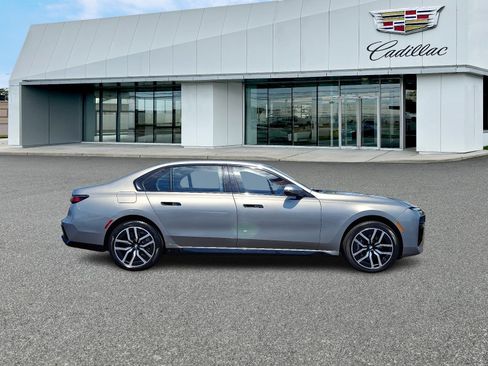 Used 2023 BMW 760i xDrive w/ Executive Package AWD/4WD image 7