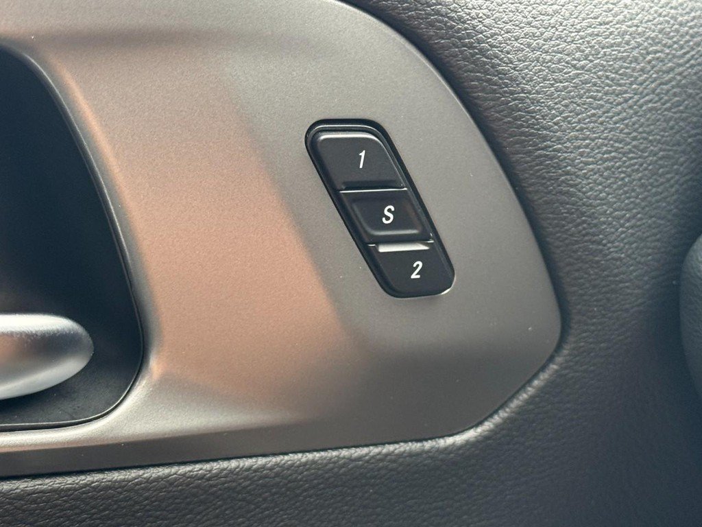 Used 2025 Chrysler Pacifica Select FWD image 20