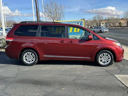 Used 2012 Toyota Sienna XLE image 2