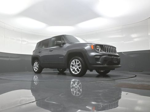 Used 2023 Jeep Renegade Latitude AWD/4WD image 9