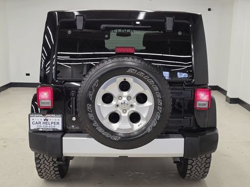 Used 2015 Jeep Wrangler Unlimited Sahara w/ Connectivity Group AWD/4WD image 9
