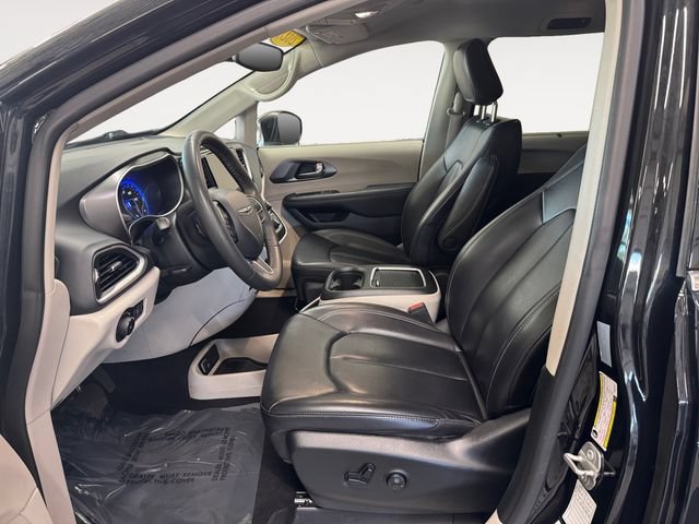 Used 2023 Chrysler Pacifica Touring-L FWD image 8