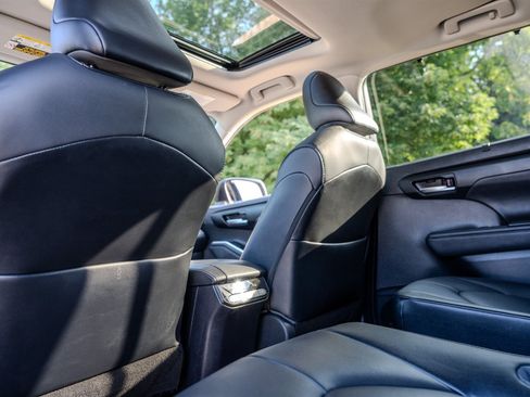 Used 2020 Toyota Highlander XLE FWD image 30
