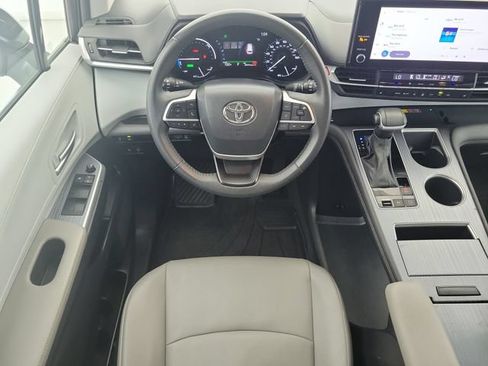 Used 2025 Toyota Sienna XLE FWD image 18
