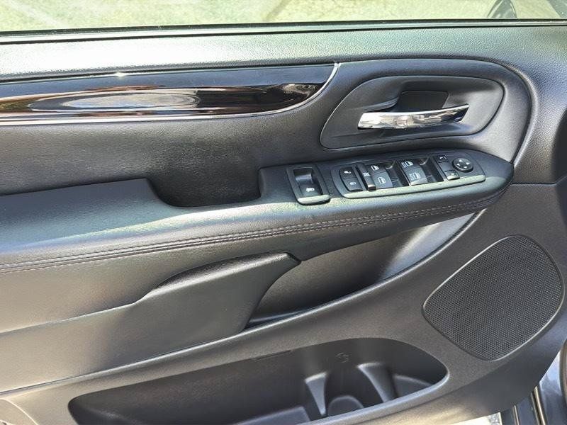 Used 2020 Dodge Grand Caravan SE FWD image 15