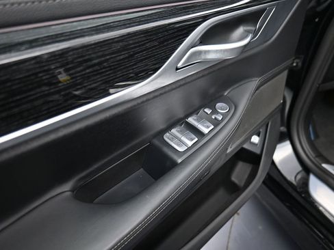 Used 2022 BMW 740i xDrive w/ M Sport Package image 9