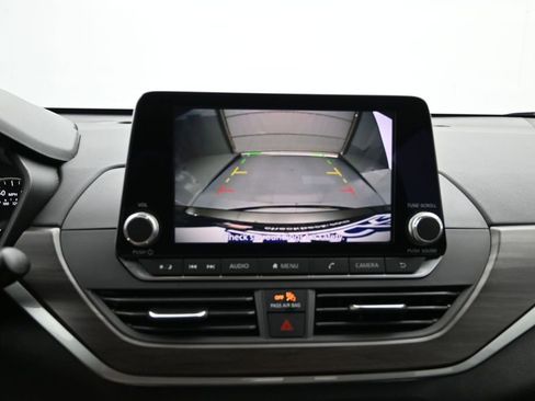 Used 2024 Nissan Altima 2.5 SV FWD image 16