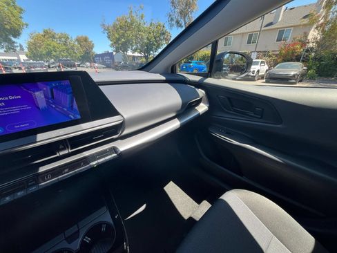 Used 2025 Toyota Prius LE FWD image 33