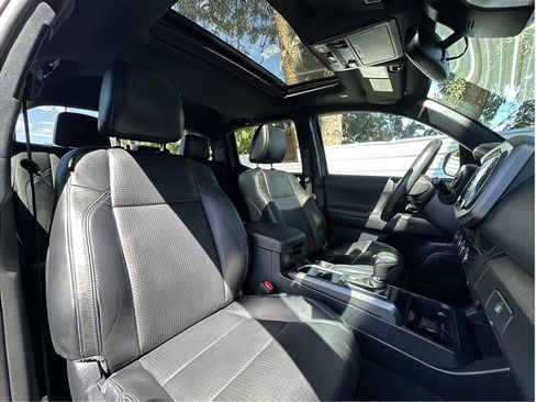 Used 2020 Toyota Tacoma TRD Sport w/ TRD Premium Sport Package AWD/4WD image 15