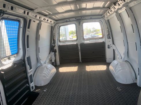 Used 2022 Chevrolet Express 2500 w/ Driver Convenience Package RWD image 12