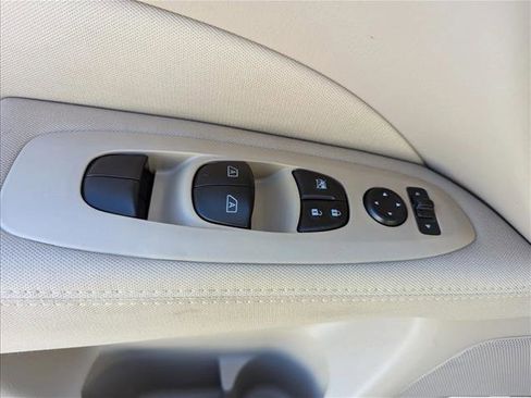 Used 2017 Nissan Pathfinder SV image 10