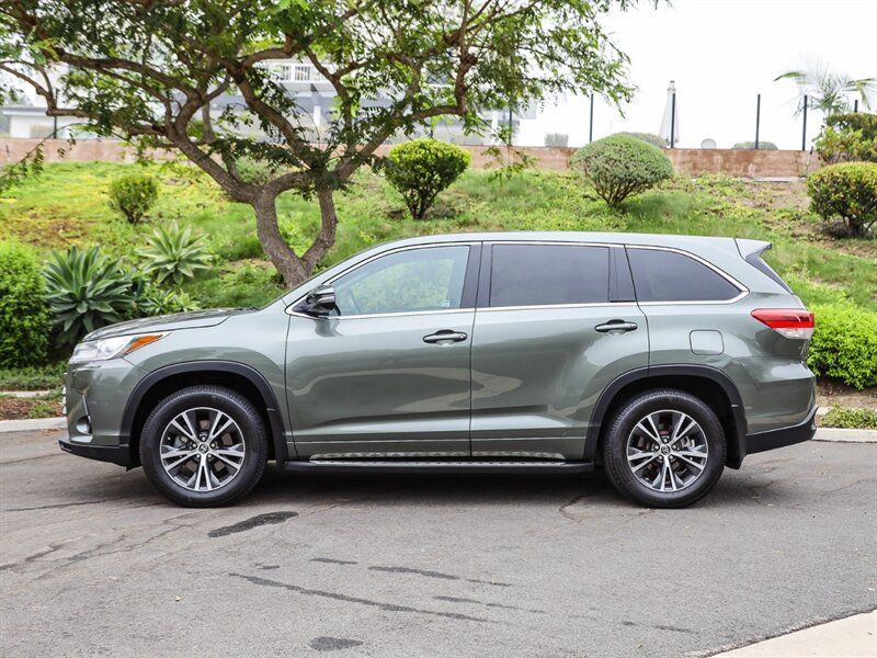Used 2017 Toyota Highlander LE AWD/4WD image 2