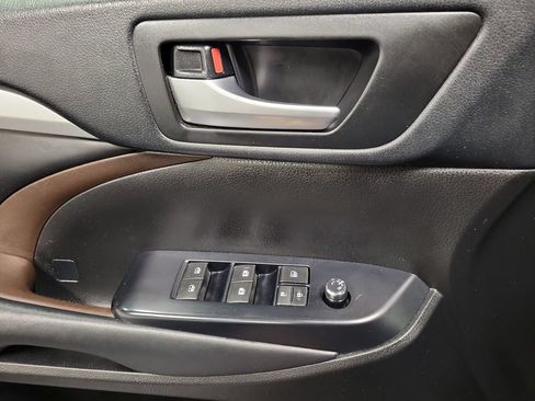 Used 2019 Toyota Highlander XLE AWD/4WD image 30