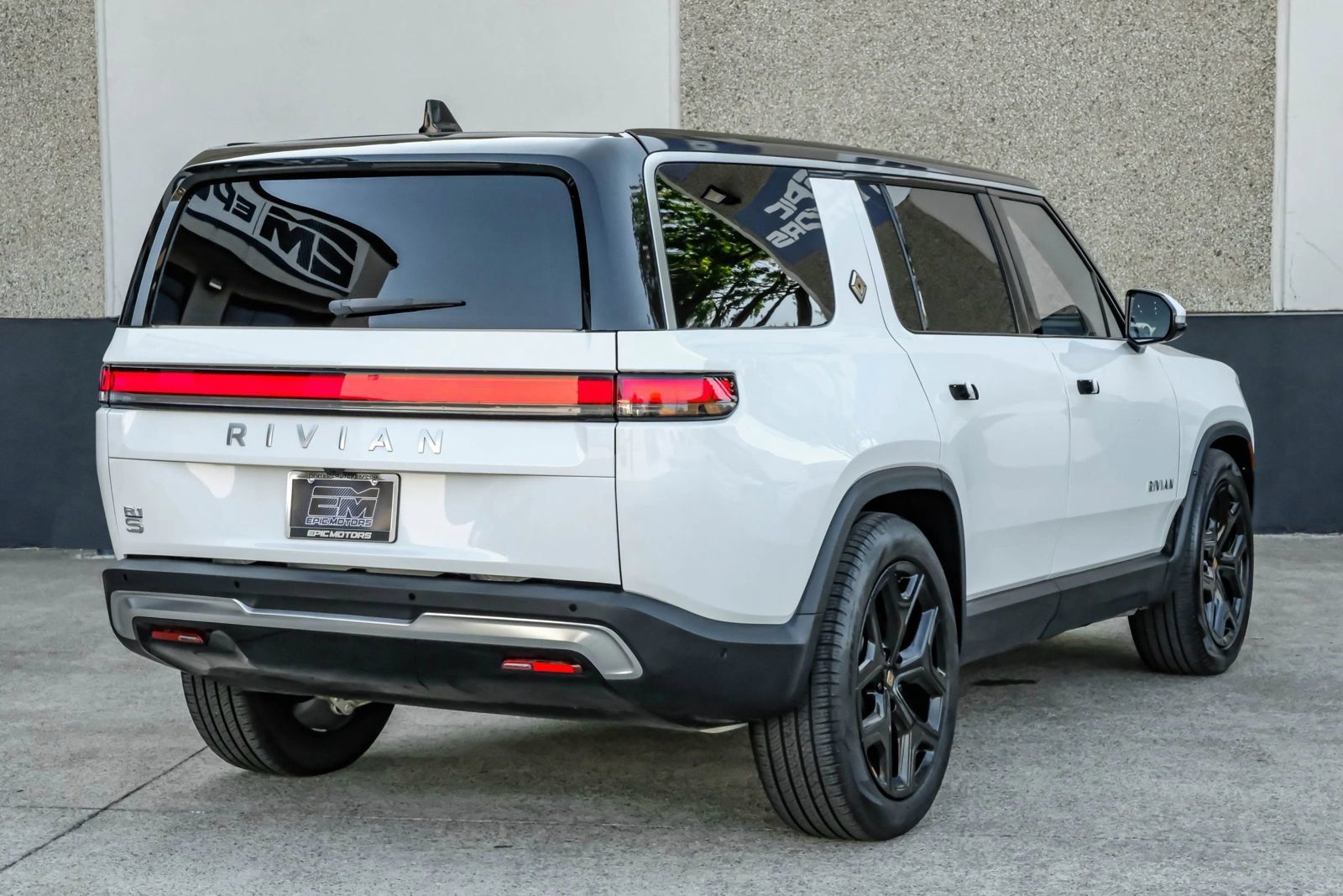 Used 2024 Rivian R1S Adventure Dual AWD/4WD image 12