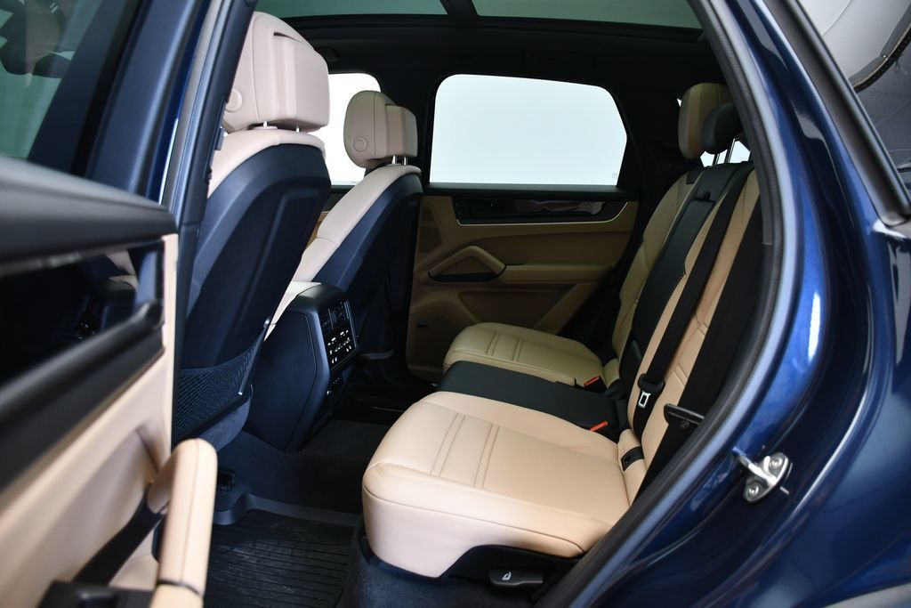Certified 2025 Porsche Cayenne AWD/4WD image 43