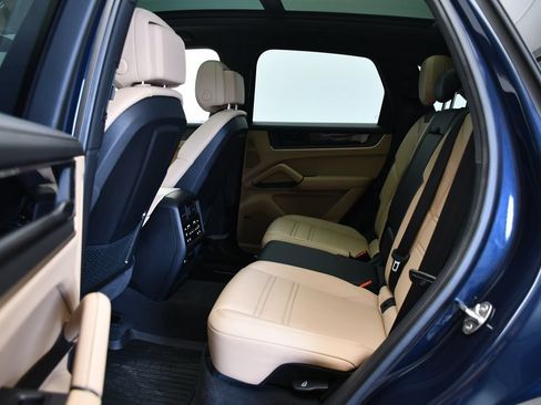 Certified 2025 Porsche Cayenne AWD/4WD image 43