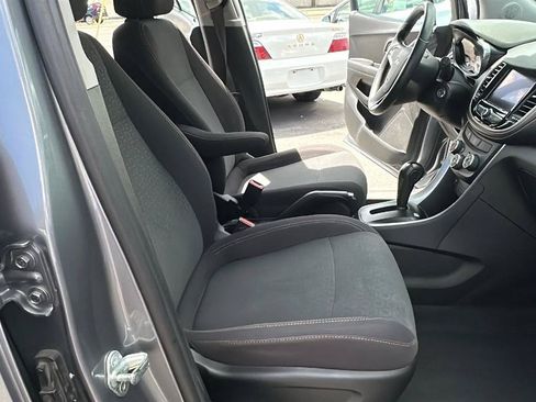 Used 2020 Chevrolet Trax LS FWD image 36