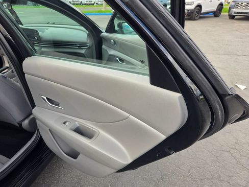 Used 2021 Hyundai Elantra SE FWD image 23