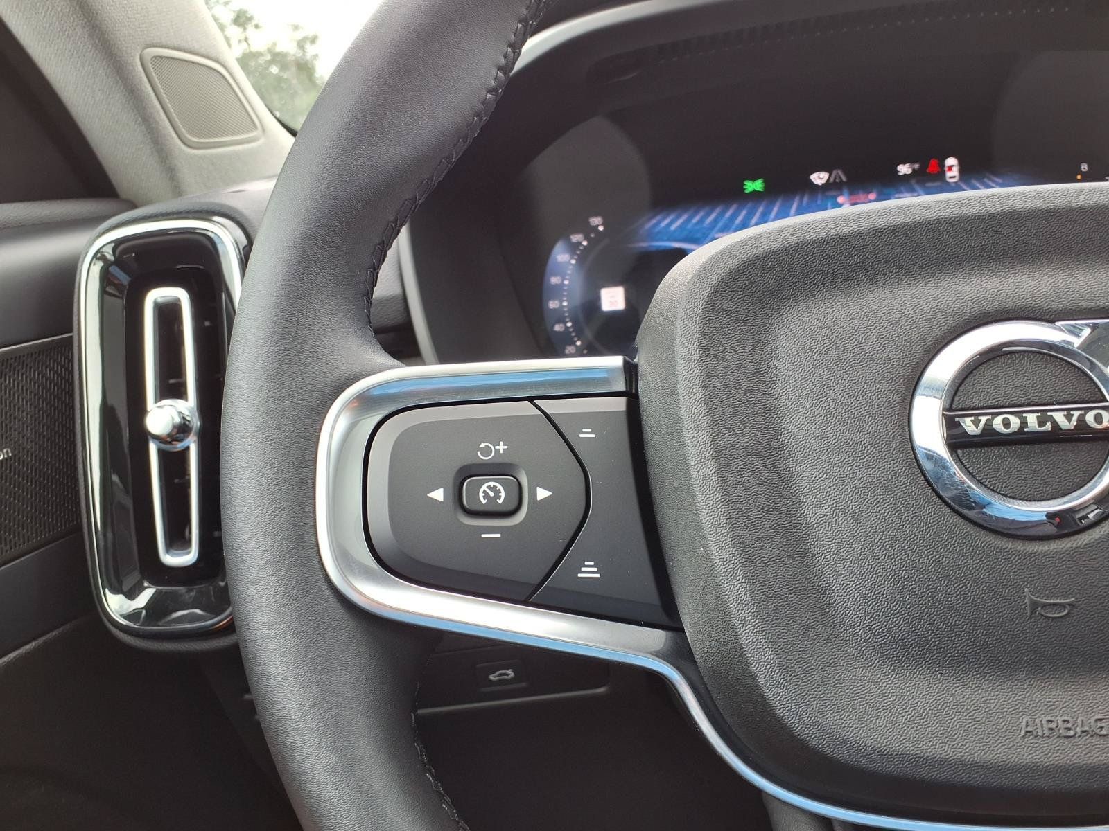 Certified 2025 Volvo XC40 B5 Ultra AWD/4WD image 30