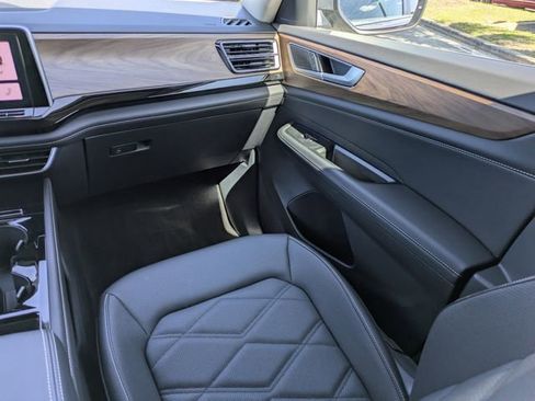 Certified 2025 Volkswagen Atlas SE w/ Black Wheel Package image 39