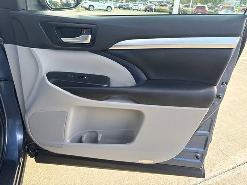 Used 2019 Toyota Highlander XLE AWD/4WD image 22