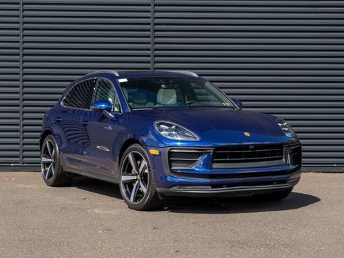 Certified 2022 Porsche Macan AWD/4WD image 10