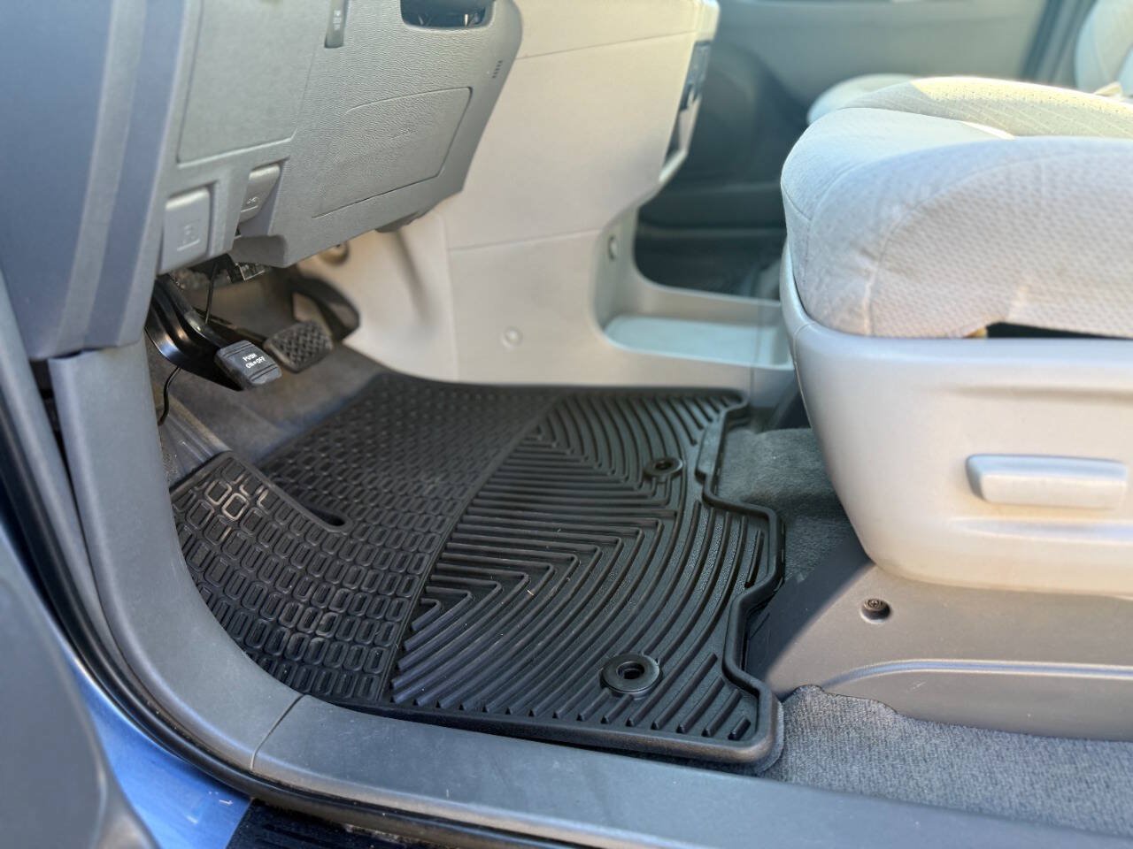 Used 2015 Toyota Sienna LE FWD image 28