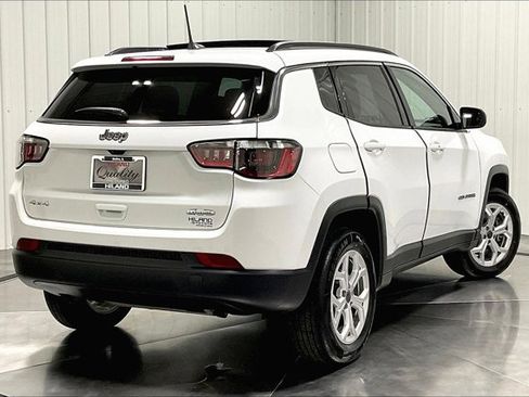Used 2025 Jeep Compass Latitude w/ Sun & Sound Group AWD/4WD image 13