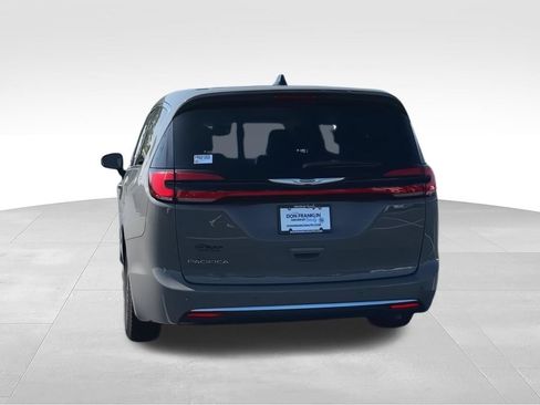 Used 2023 Chrysler Pacifica Touring-L FWD image 7